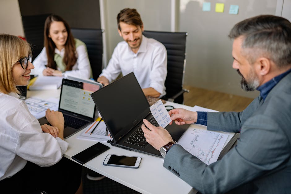 Team editoriale che discute gli ultimi test sui prodotti tech