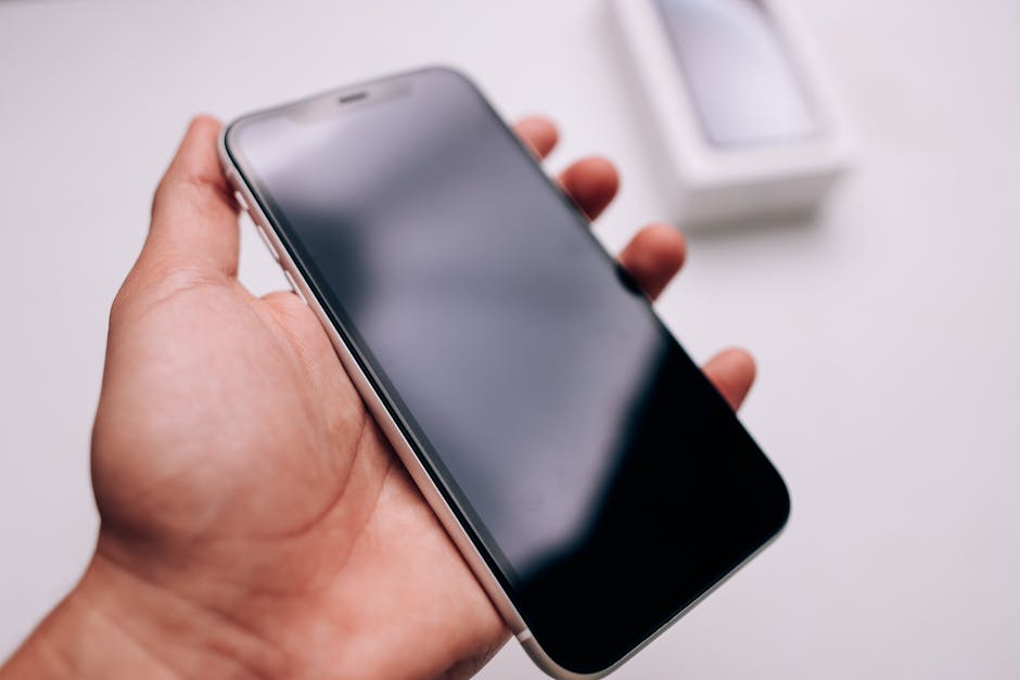 Persona che analizza un nuovo smartphone per una recensione