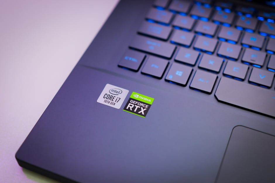 Laptop ad alte prestazioni sulla scrivania per un test comparativo